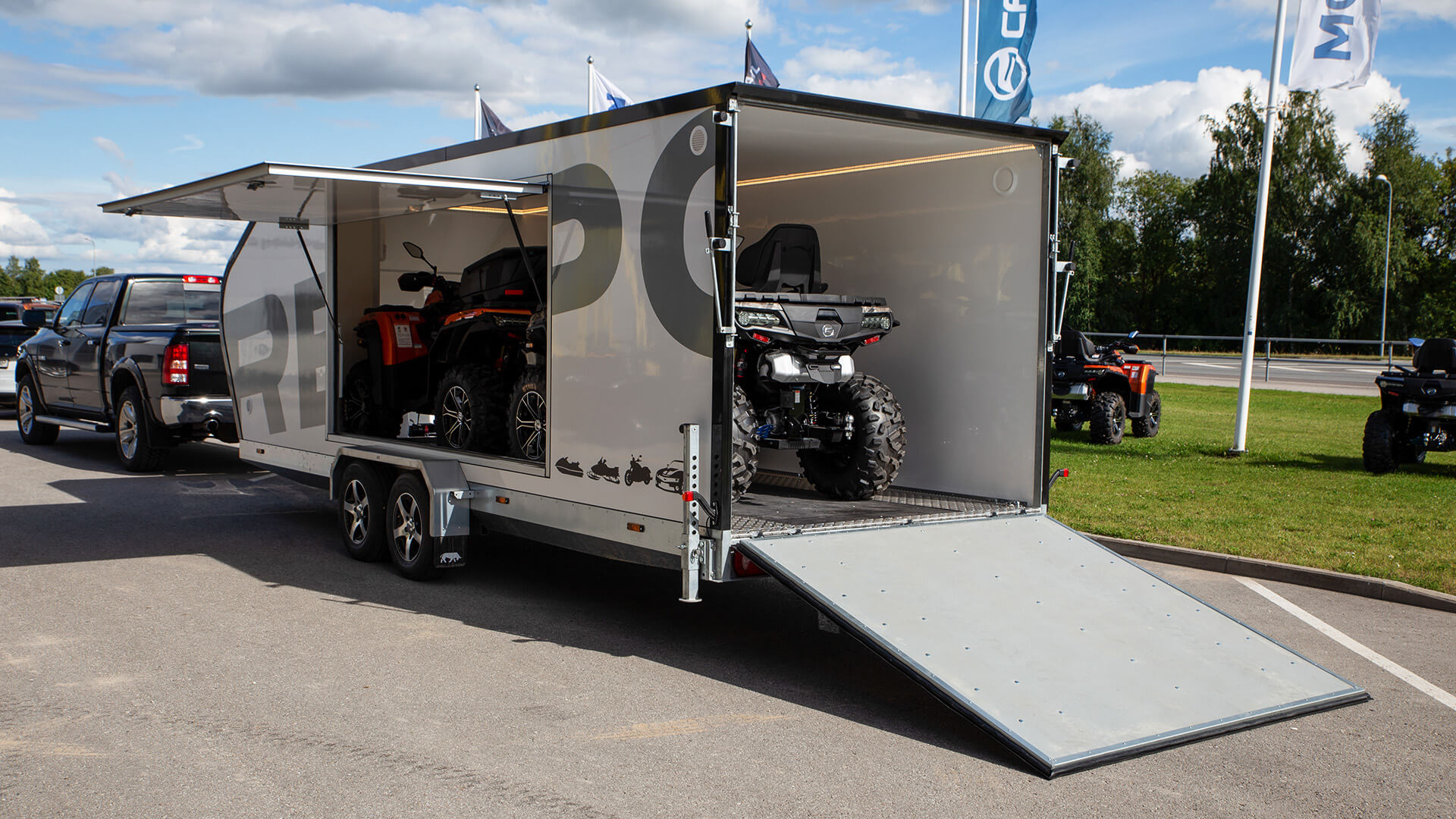 Enclosed car trailer